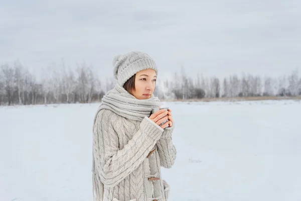 Mujer con taza al aire libre — Foto de Stock