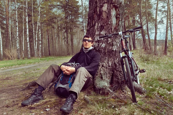 Cyklista spočívá v lese — Stock fotografie