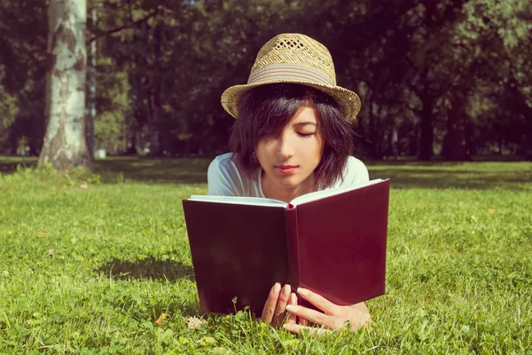 Femme lit un livre sur la prairie — Photo