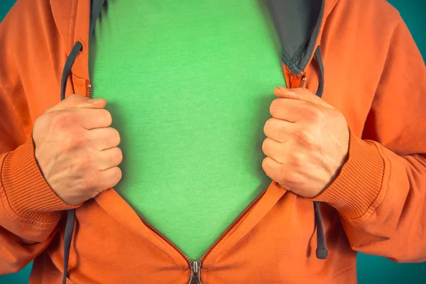 Hombre héroe en camiseta verde — Foto de Stock