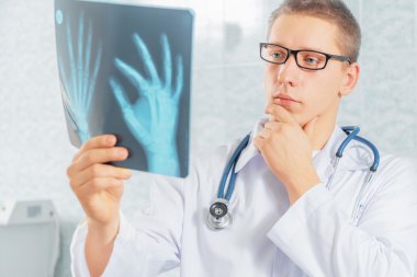 hekim x-ray görüntü olarak görünüyor