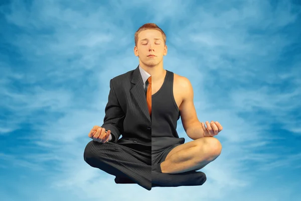 Homem de negócios está meditando — Fotografia de Stock