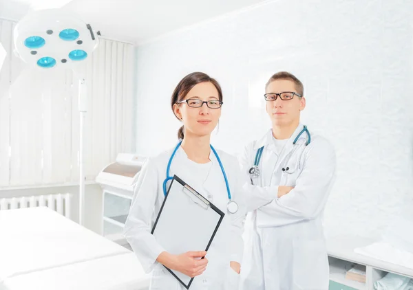 Två läkare på ett sjukhus — Stockfoto