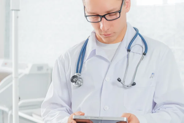 Doctor with a tablet PC — Stock Photo, Image