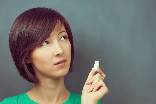 Jonge vrouw met een krijt — Stockfoto