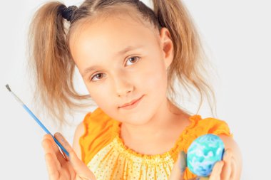 küçük kız bir Paskalya yumurta tutar