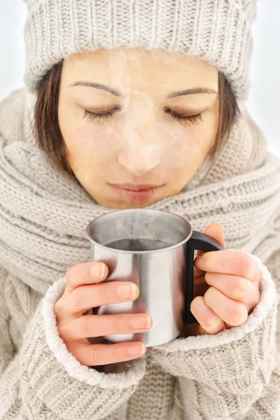 Mulher com xícara de café quente — Fotografia de Stock