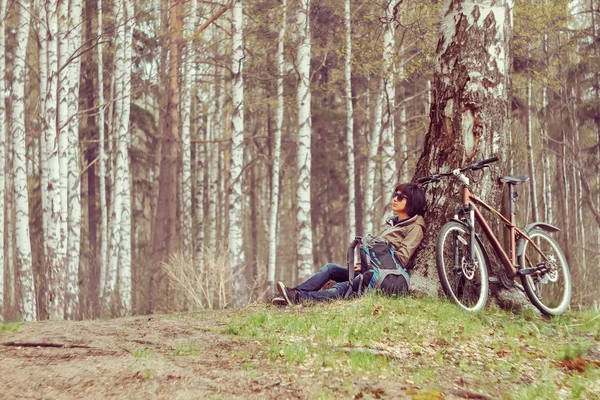 Ciclista riposa in una foresta — Foto Stock