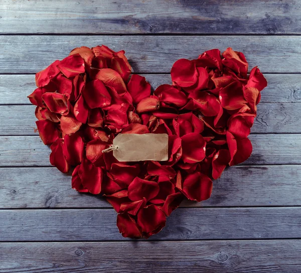 Płatki róż w kształcie serca — Zdjęcie stockowe