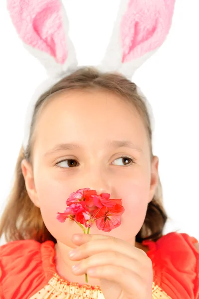 Klein meisje met een bloem — Stockfoto