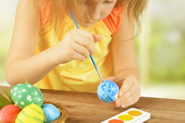 Girl paint Easter egg — Stock Photo, Image