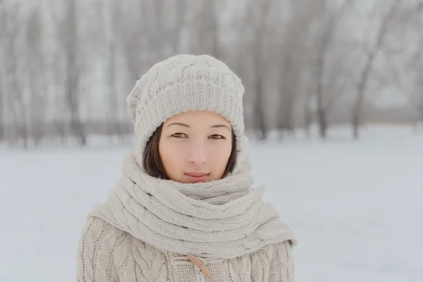 Retrato de una hermosa mujer al aire libre — Foto de Stock