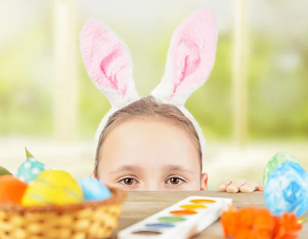 Ragazza vestita con orecchie di coniglio di Pasqua in vacanza — Foto Stock