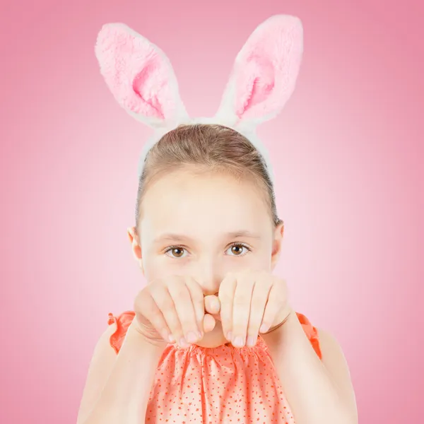 Chica vestida con orejas de conejo de Pascua — Foto de Stock