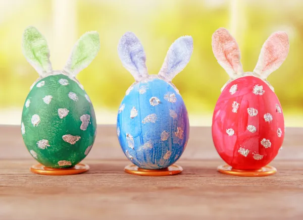 Ovos de Páscoa com orelhas de coelho — Fotografia de Stock