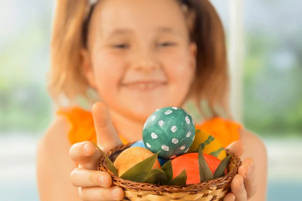 Girl gives Easter basket with eggs — Stock Photo, Image