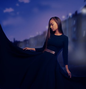 kadın moda siyah elbise gece şehirde