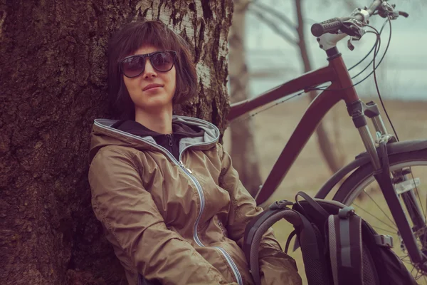 Traveler cyclist rests near a tree — Stock Photo, Image