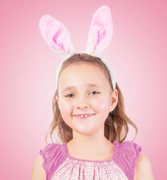 Petite fille dans les oreilles de lapin de Pâques sourit — Photo