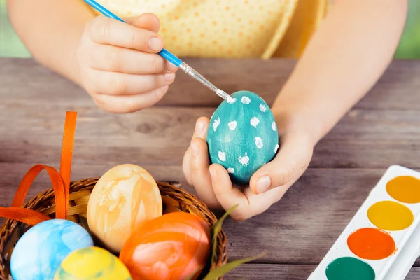 Criança mãos pintar ovo — Fotografia de Stock