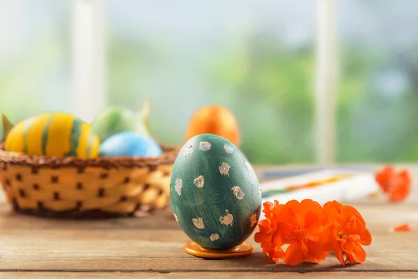 Green Easter egg and flower — Stock Photo, Image