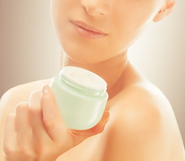 Mujer con crema facial — Foto de Stock