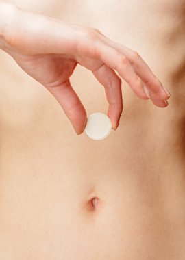 kadın bir tablet ağrı tutar