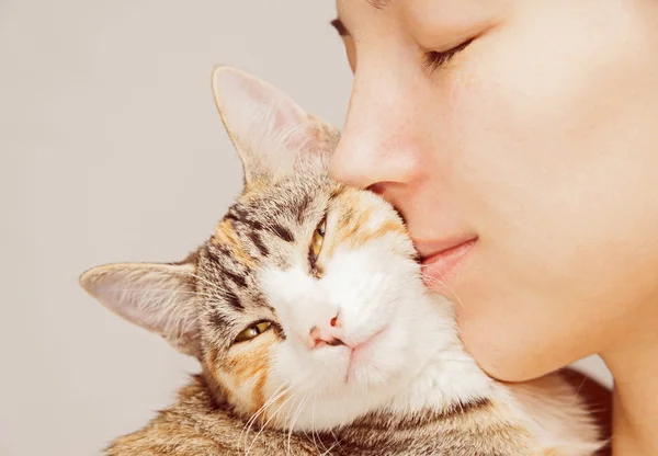 Woman and feline — Stock Photo, Image