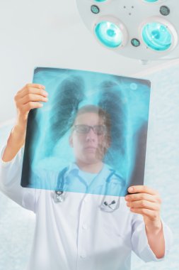 adam doktor x-ray görüntü olarak görünüyor