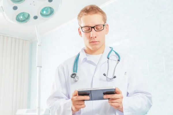 Physician works on a tablet computer — Stock Photo, Image