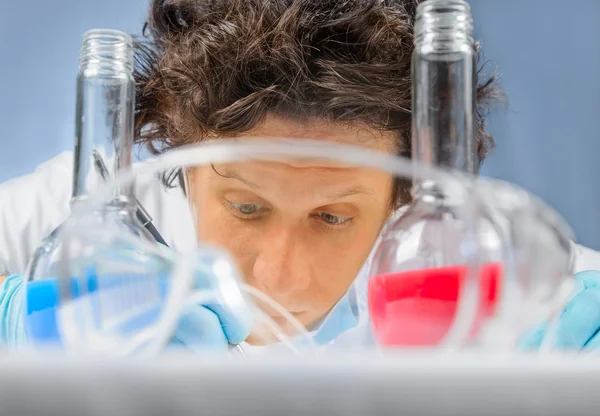 Wetenschapper schrijft in het laboratorium — Stockfoto