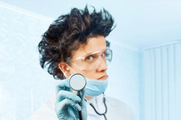 Сумасшедший доктор со стетоскопом — стоковое фото