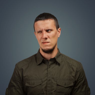 adam tiksinti ifadesi ile