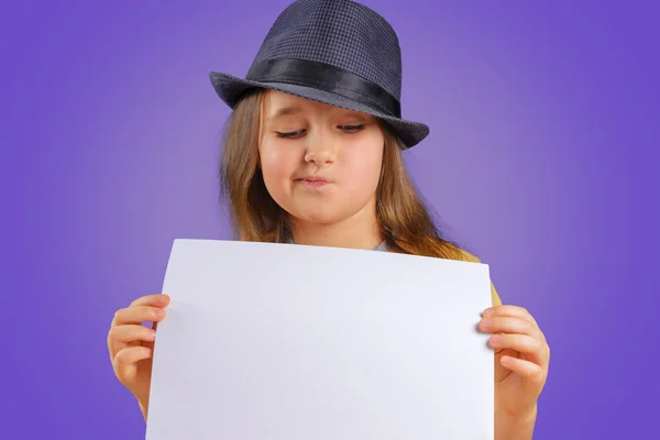 Girl holds empty paper — Stock Photo, Image