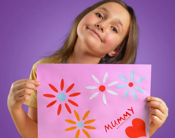 Niño con tarjeta para madre —  Fotos de Stock