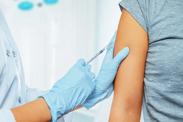 Вакцинація в плечі — стокове фото