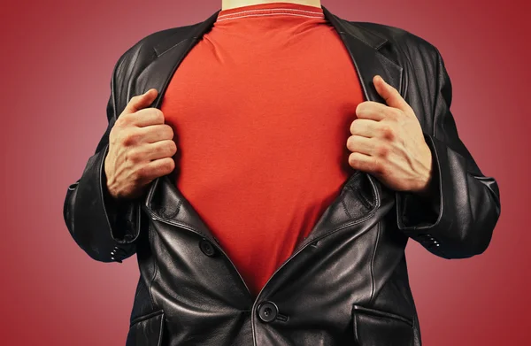 Homem abre jaqueta mostrando camiseta vermelha — Fotografia de Stock