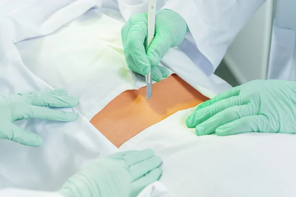 Surgeon works with a scalpel — Stock Photo, Image