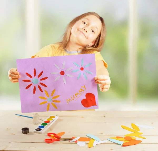 Girl holds greeting card — Stock Photo, Image