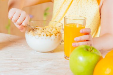 Kahvaltı tahıl gevreği çocuğu olan