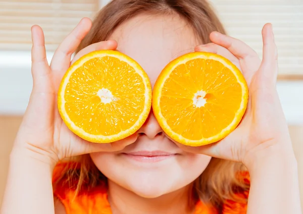 Child holds orange — Stock Photo, Image