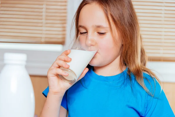 Little girl drinks milk — Stock Photo, Image