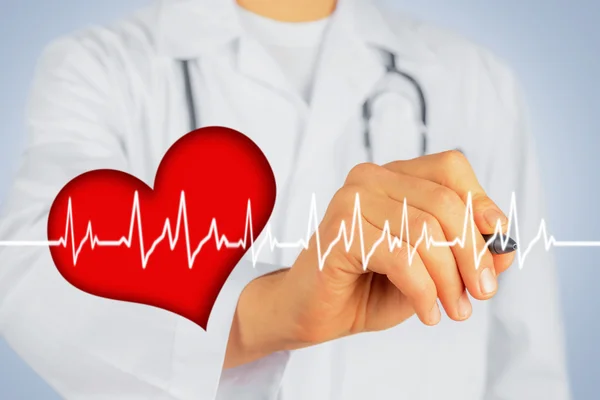 Doctor escribe con forma de pluma de latido del corazón — Foto de Stock