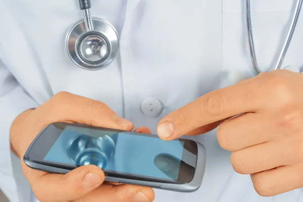 Homem médico com telefone móvel — Fotografia de Stock