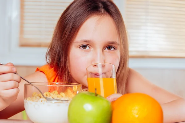 Child drinks orange juice — Stock Photo, Image