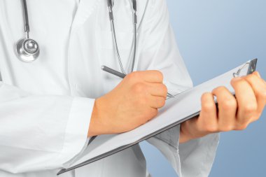 Doktor kayıtları yazar