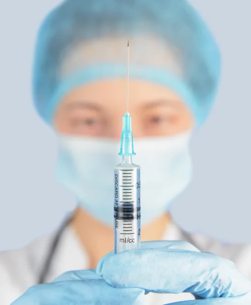 Nurse holds a syringe — Stock Photo, Image