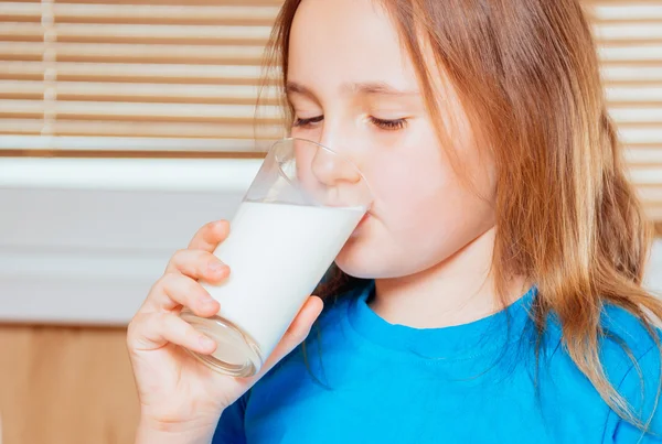 Menina está bebendo leite — Fotografia de Stock