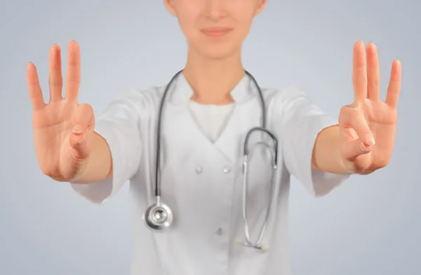 Женщина-врач держит что-то в воздухе — стоковое фото