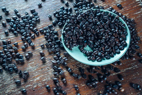 Granos de café en un platillo —  Fotos de Stock